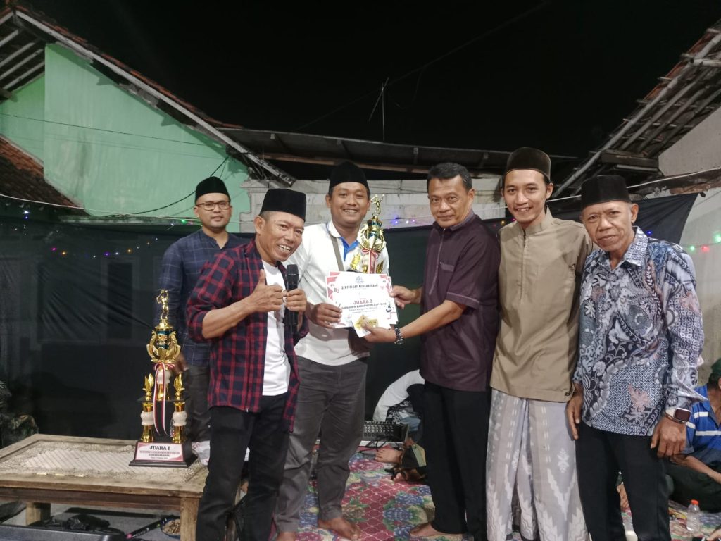 Dalam Rangka Memperingati HUT RI ke- 80, Ketua RT 03/08 Sawangan Baru Depok gelar Tasyakuran sekaligus Penyerahan hadiah lomba dan diakhiri lomba karaoke