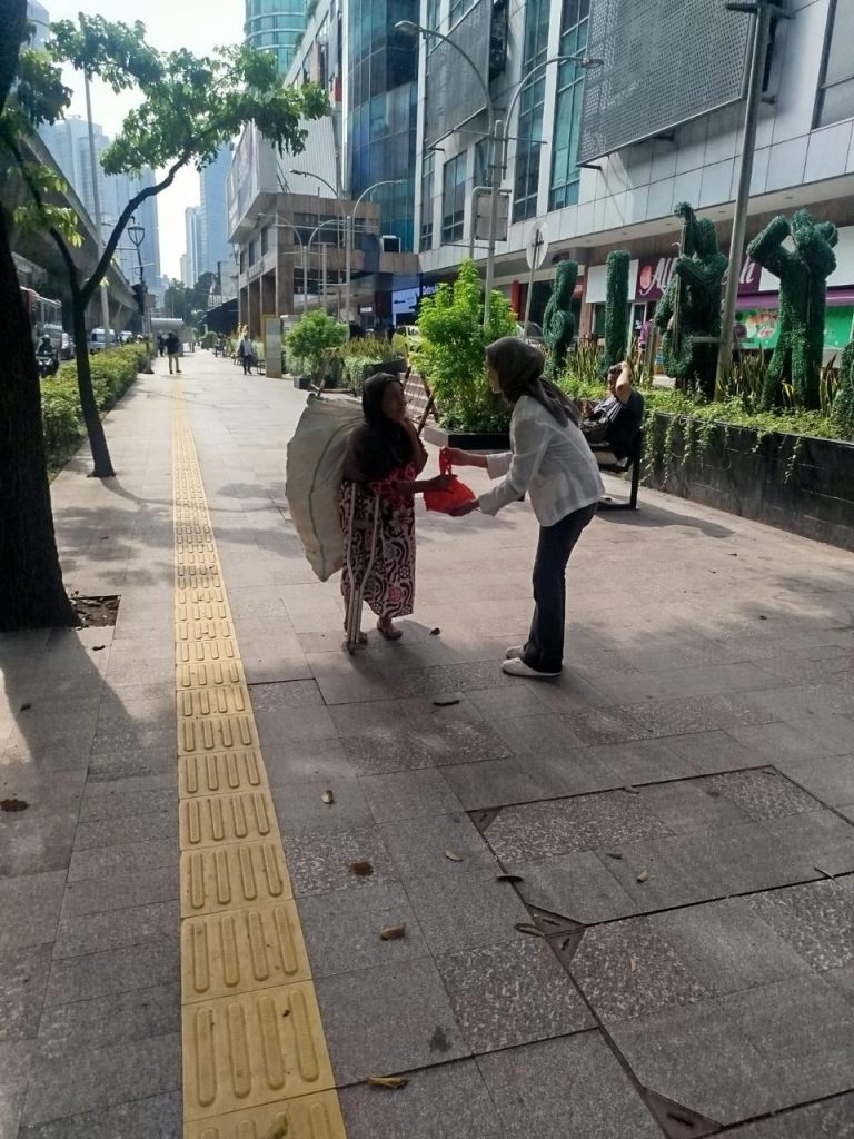 Bank BRI Mall Ambassador Berbagi Bingkisan Makanan untuk Warga dan Pengendara Sekitar Kantor
