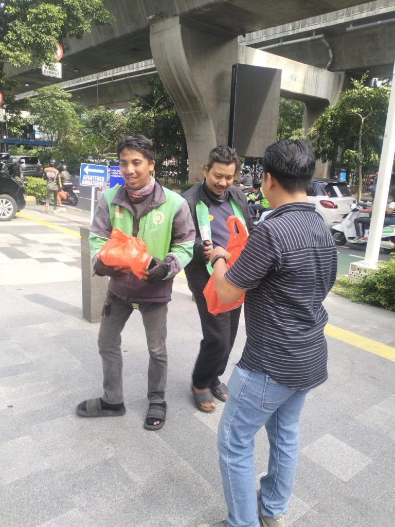 Bank BRI Mall Ambassador Berbagi Bingkisan Makanan untuk Warga dan Pengendara Sekitar Kantor